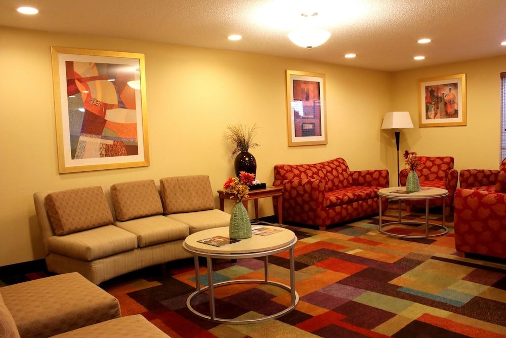 Days Inn & Suites By Wyndham Bloomington/Normal Il Exterior photo