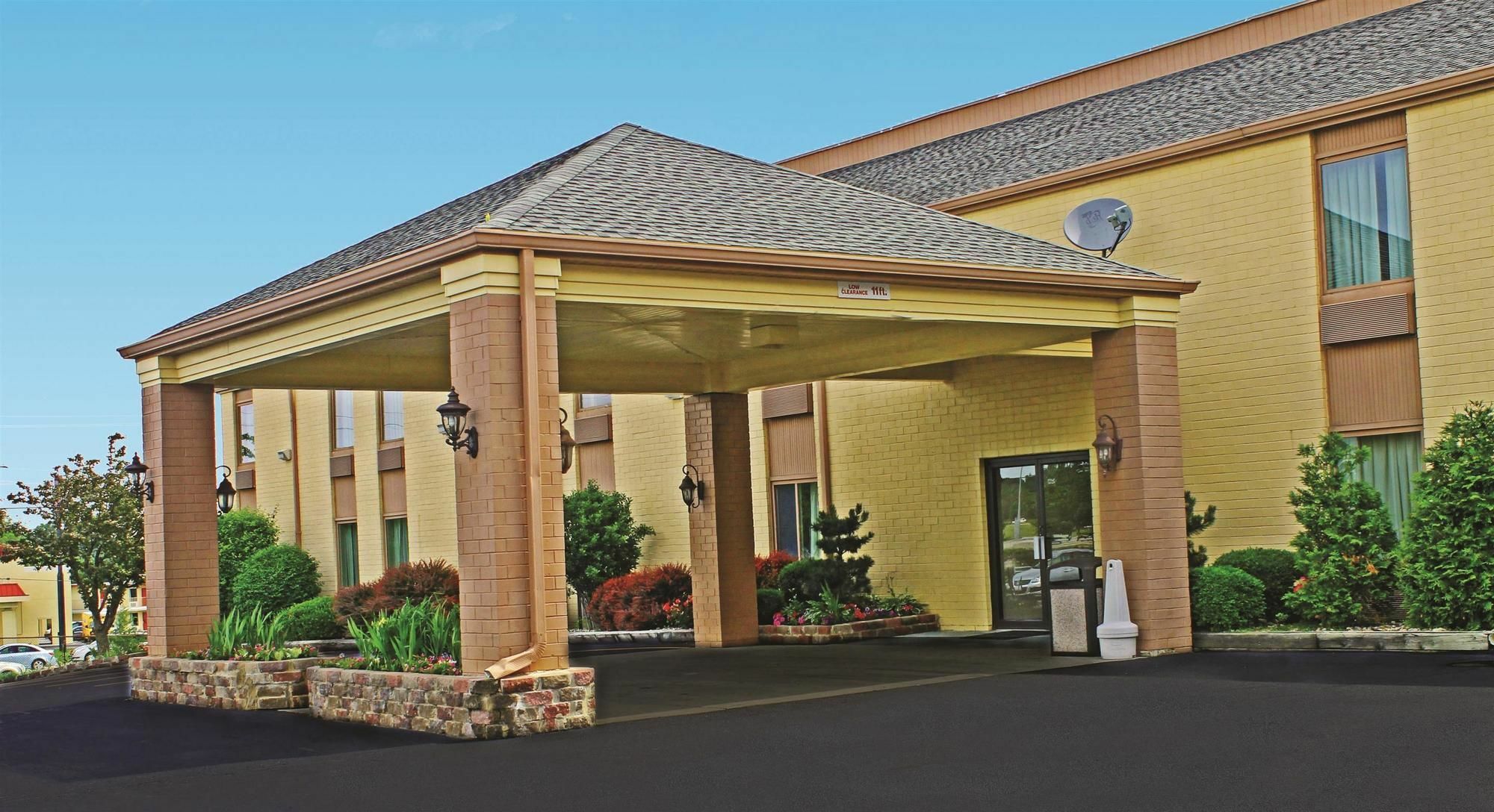 Days Inn & Suites By Wyndham Bloomington/Normal Il Exterior photo