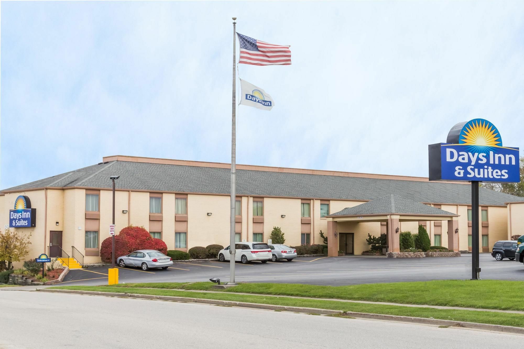 Days Inn & Suites By Wyndham Bloomington/Normal Il Exterior photo